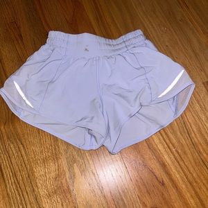 Lululemon - Low rise Hotty Hot 2.5” - small stain on waist band - size 0